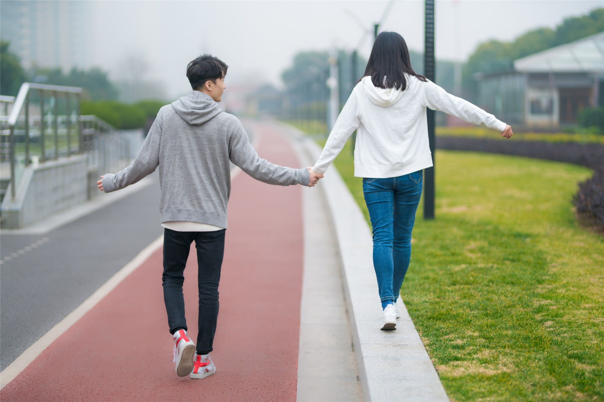 中报披露、股价闪崩，和黄医药(00013)为何仍吸引南下资金加速买入？